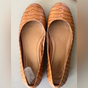 Vionic size 7 ladies shoes